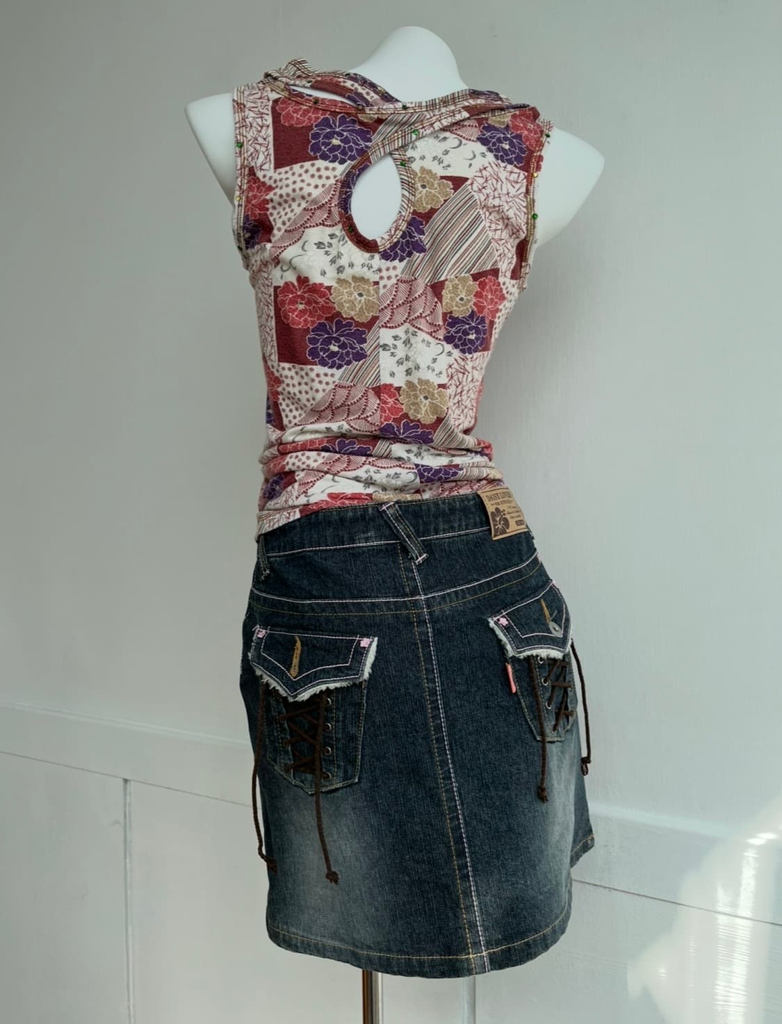 DAISY LOVERS 프리즘 자수 아일렛 데님 스커트 상품이미지7