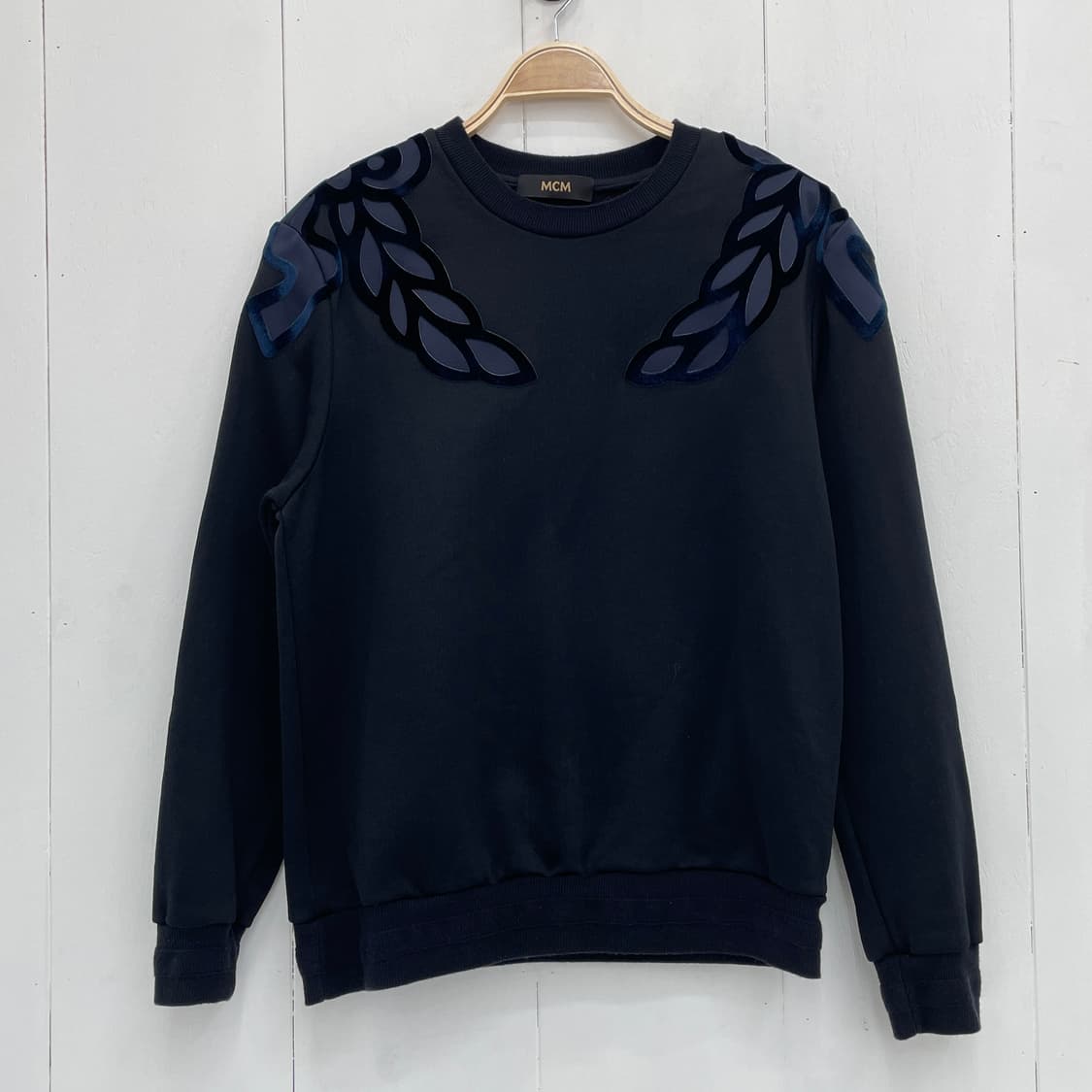 MCM 엠씨엠 벨벳 패치 라운드넥 맨투맨 상품이미지3