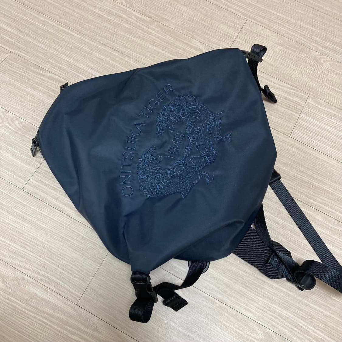 오니츠카 타이거 미니백팩 네이비 상품이미지1