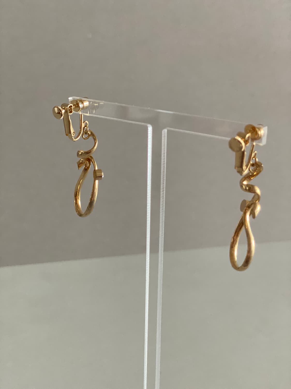 골드톤 웨이브 귀찌형 귀걸이 상품이미지8