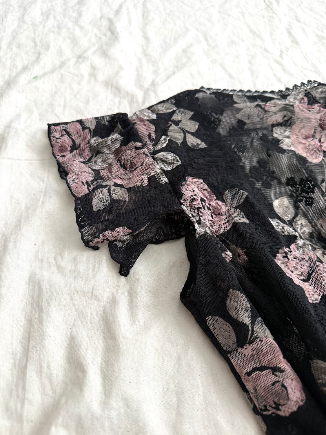 블랙 페어리 플로랄 시스루 드레이프 블라우스 상품이미지5