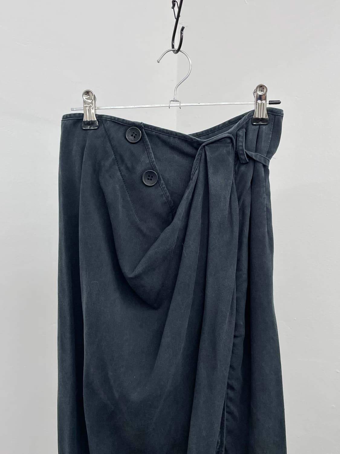 아방가르드 버튼 핀턱 스트랩 롱 스커트 상품이미지5