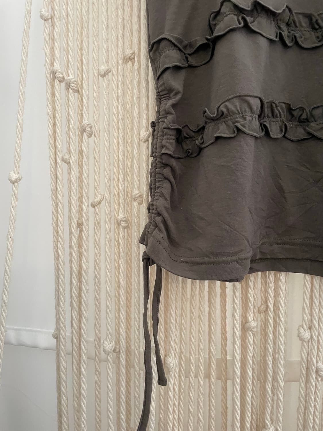 다크 그레이 프릴 반팔 티셔츠 상품이미지5