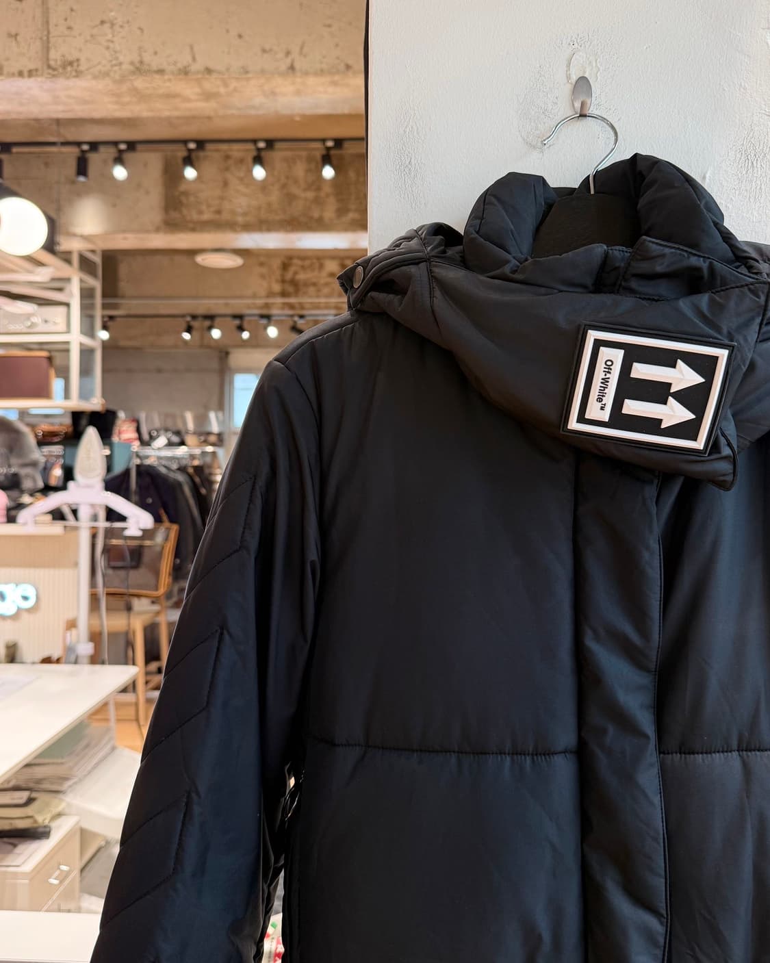 오프화이트 블랙 에로우 후드 다운 숏 패딩 점퍼 상품이미지4