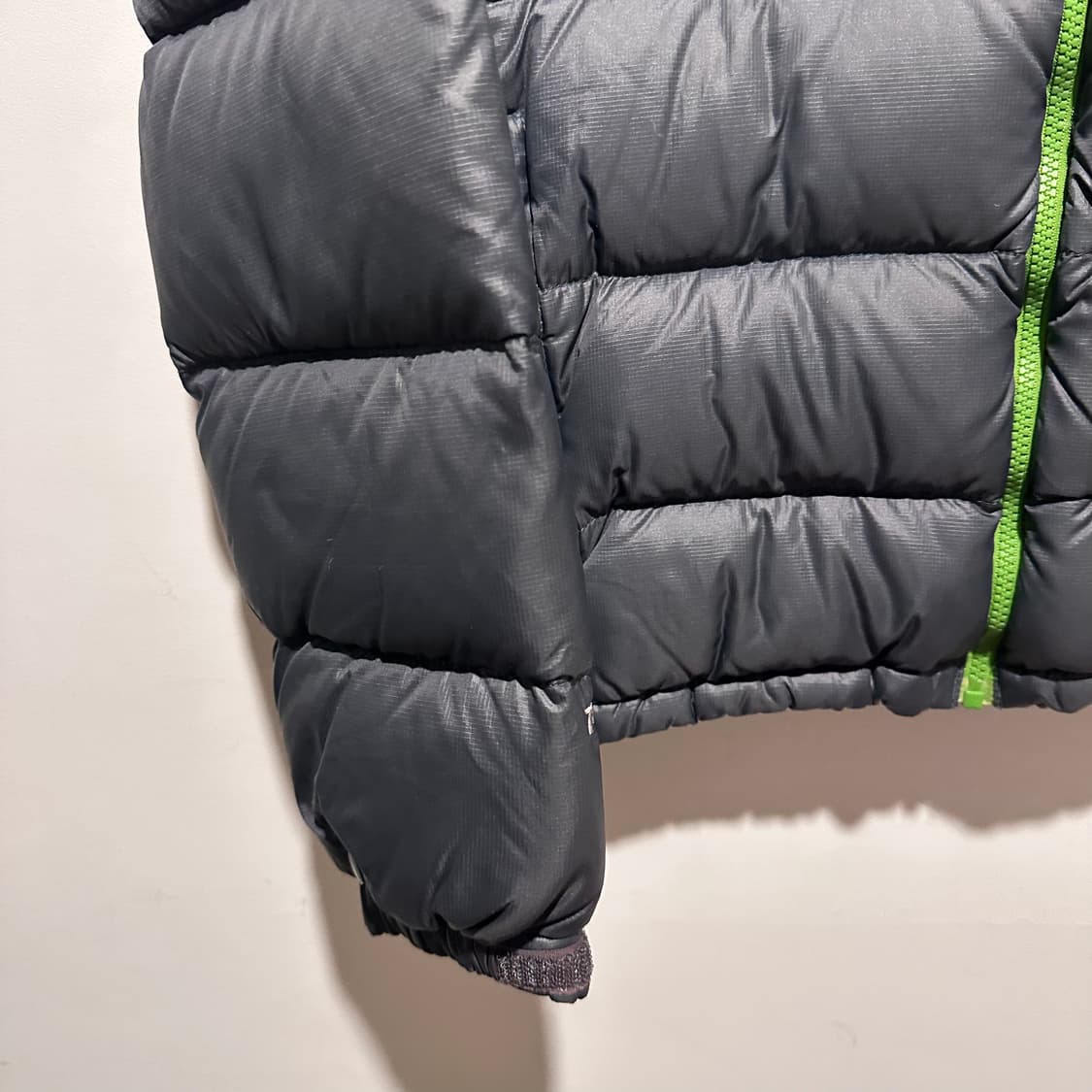 노스페이스 눕시 그레이 블랙 패딩 상품이미지3