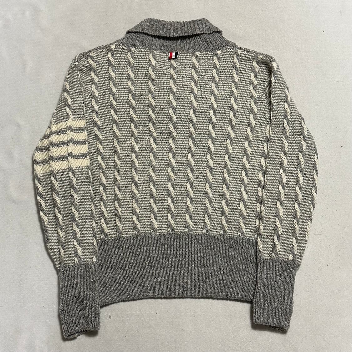 4 톰브라운 트위스트 케이블 브이넥 니트 상품이미지3