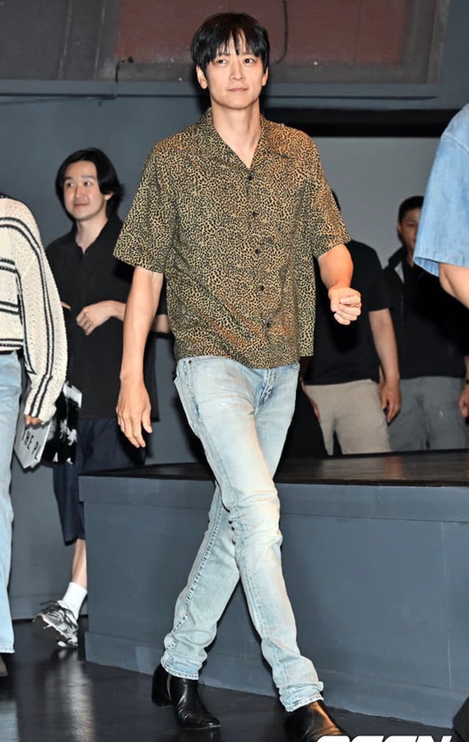 [강동원님 착용] 생로랑 23ss 레오파드 셔츠 상품이미지2