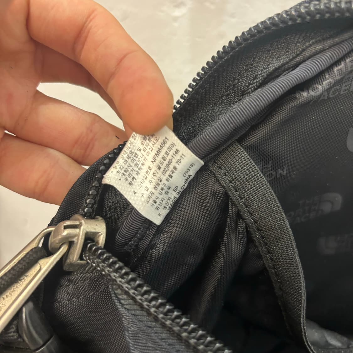 노스페이스 에센셜 20L 아웃도어 빈티지 블랙 백팩 OS 상품이미지9