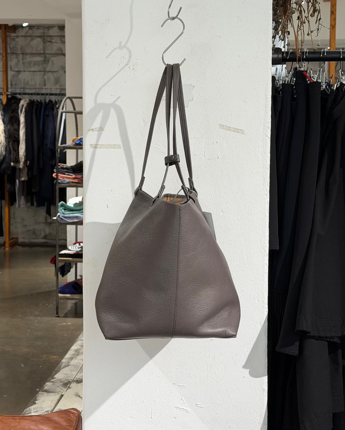 더 로우 그레이 레더 파크 쓰리 토트백 상품이미지5