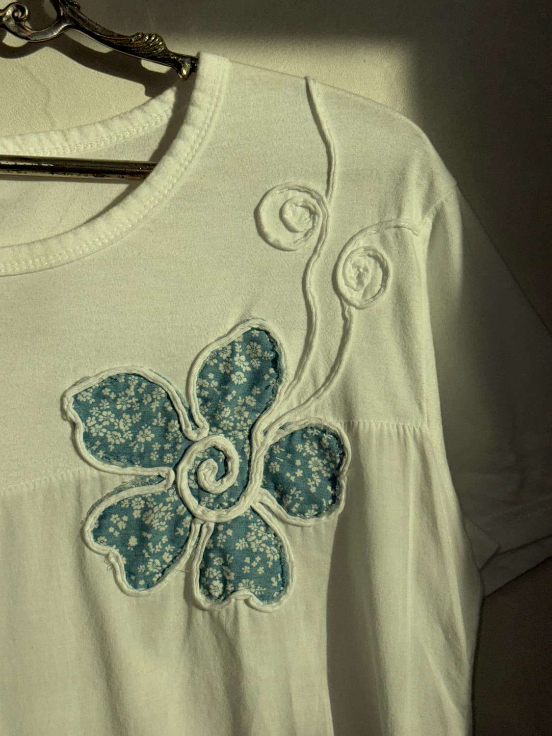 White blue flower embroidered half t 상품이미지3