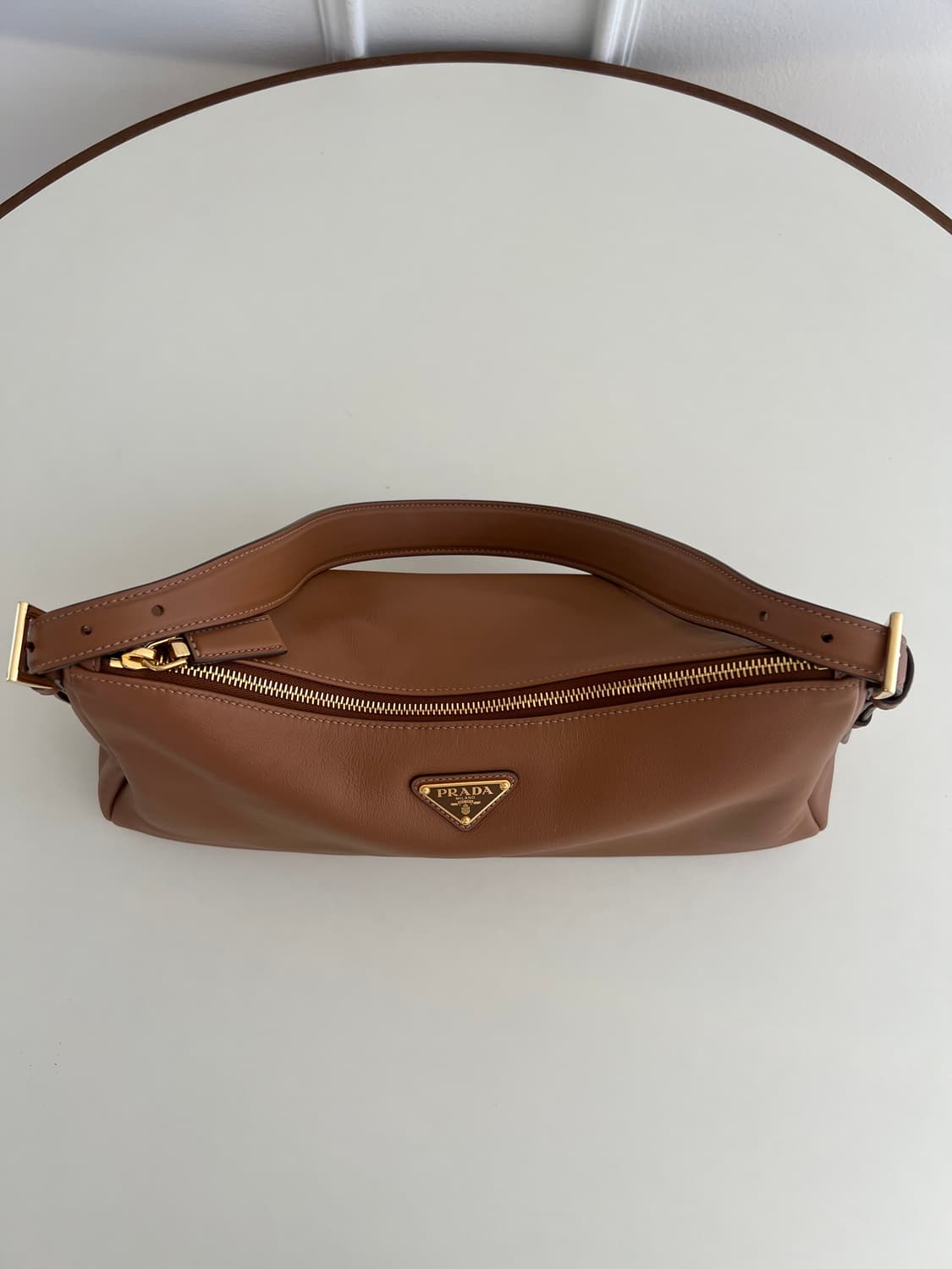 프라다 에메 라지 가죽 숄더백(카라멜 컬러) 상품이미지7