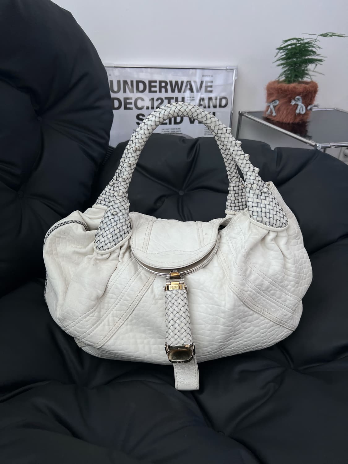 펜디 스파이 숄더백 상품이미지1