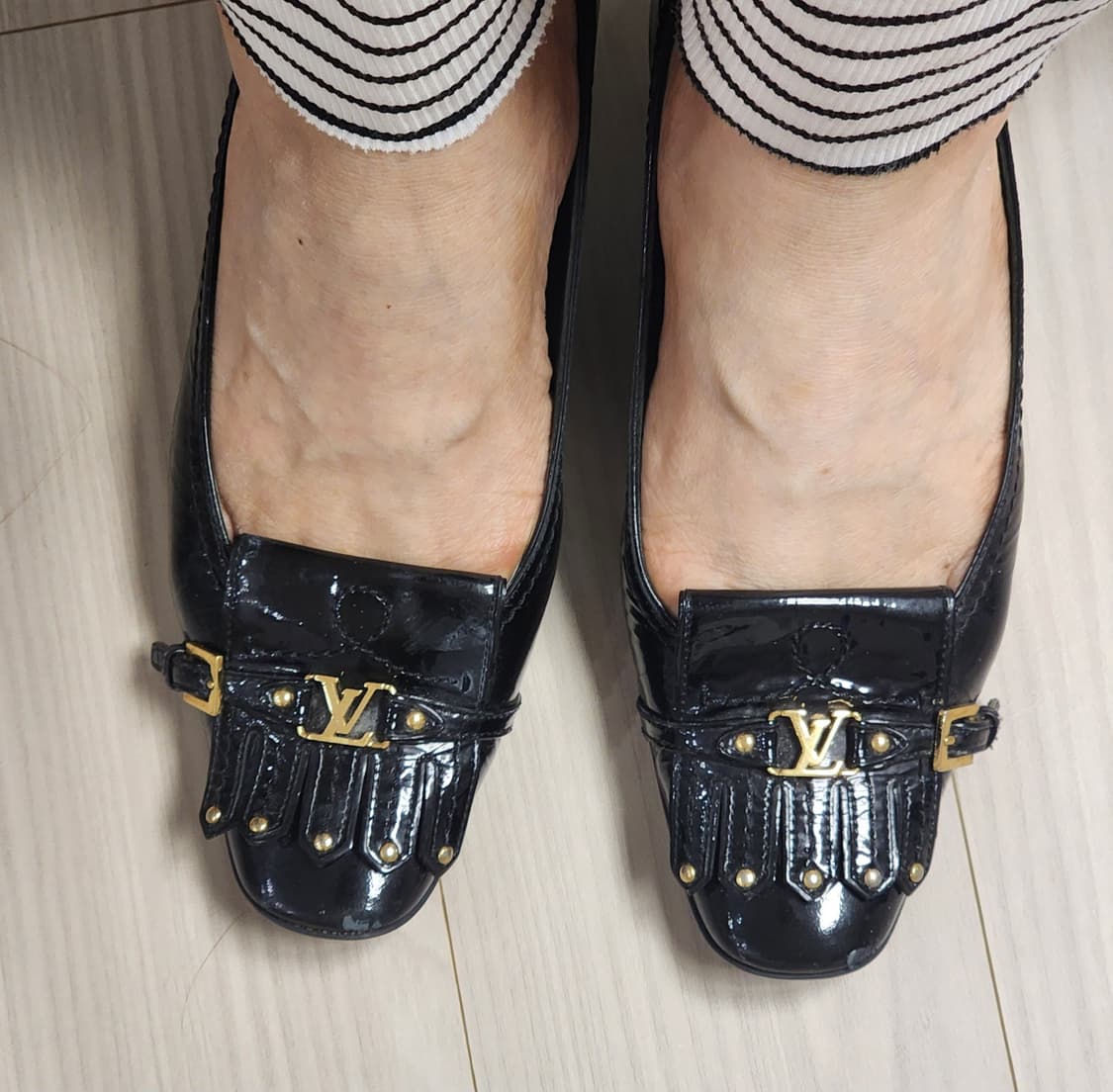 정품 루이비통 블랙 페이던트 LV 장식 구두 상품이미지9