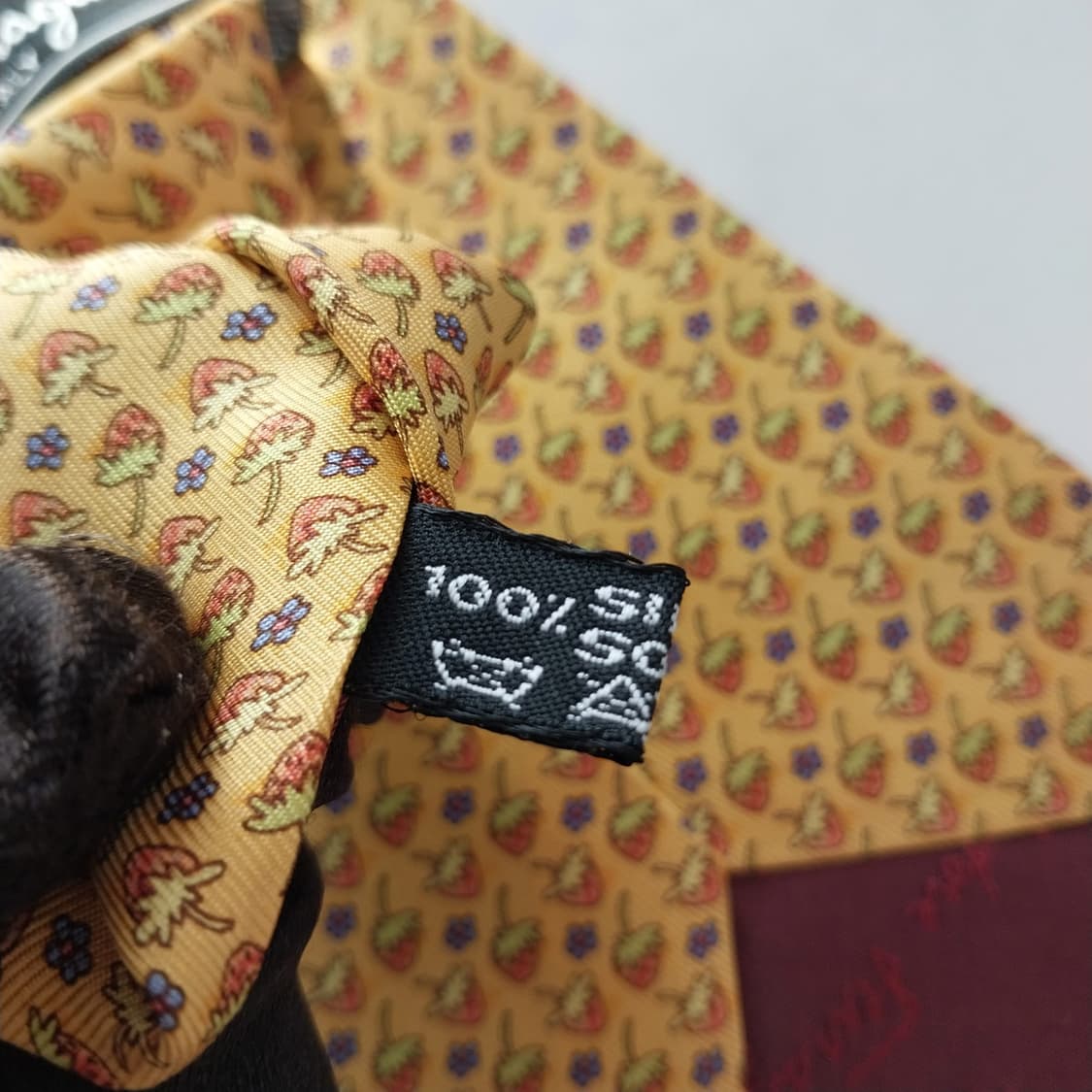 페라가모 실크 옐로우 딸기 패턴 넥타이 9.5cm A+등급 K1632
 상품이미지9