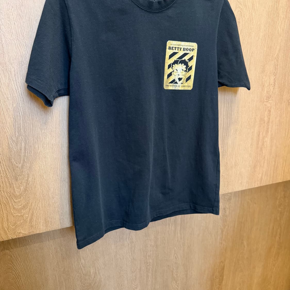 베티붑 코튼 라운드넥 반팔 티셔츠 그래픽 프린팅 디테일 블랙 상품이미지4