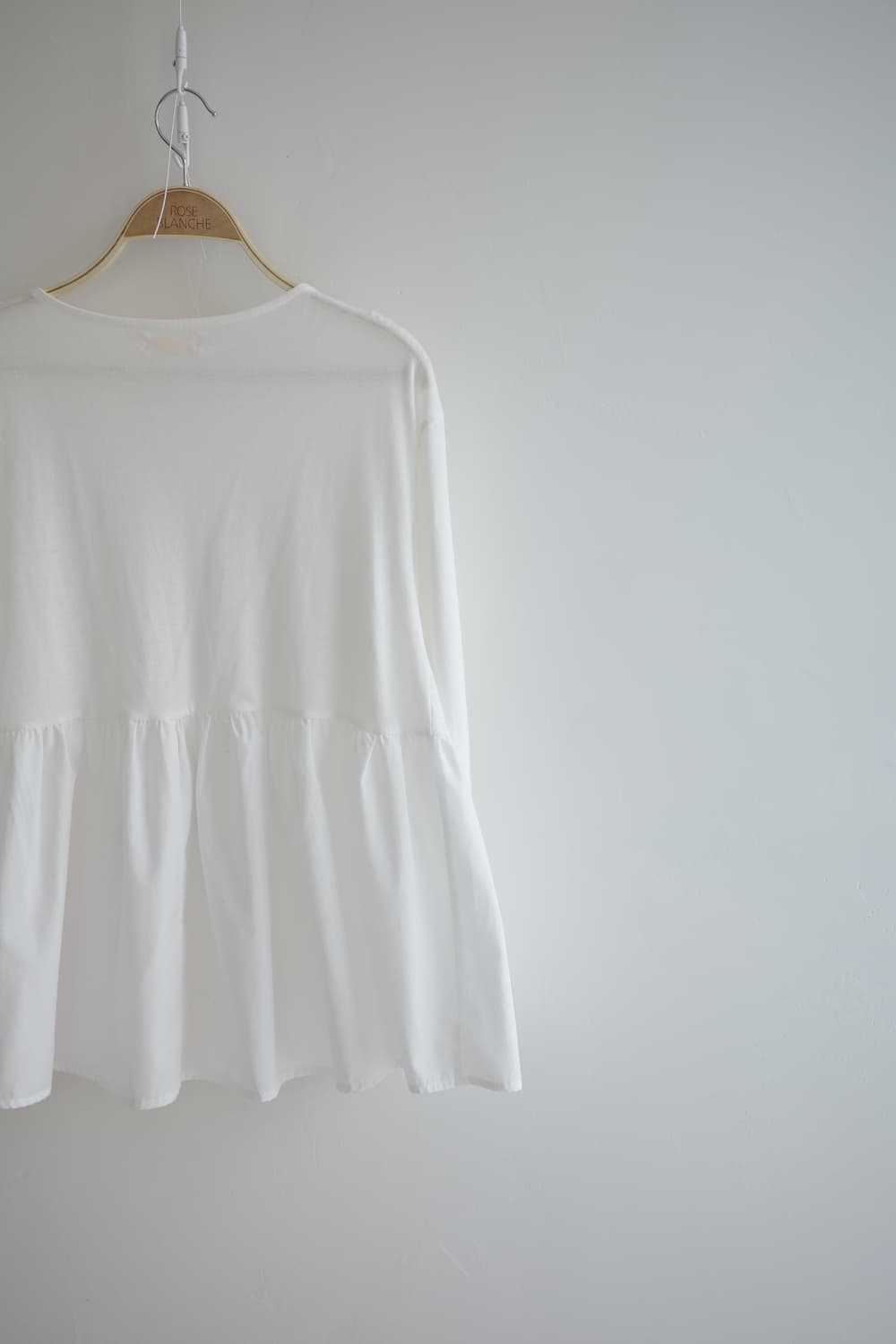 earth music  • 화이트 프릴 코튼 티셔츠
  상품이미지6