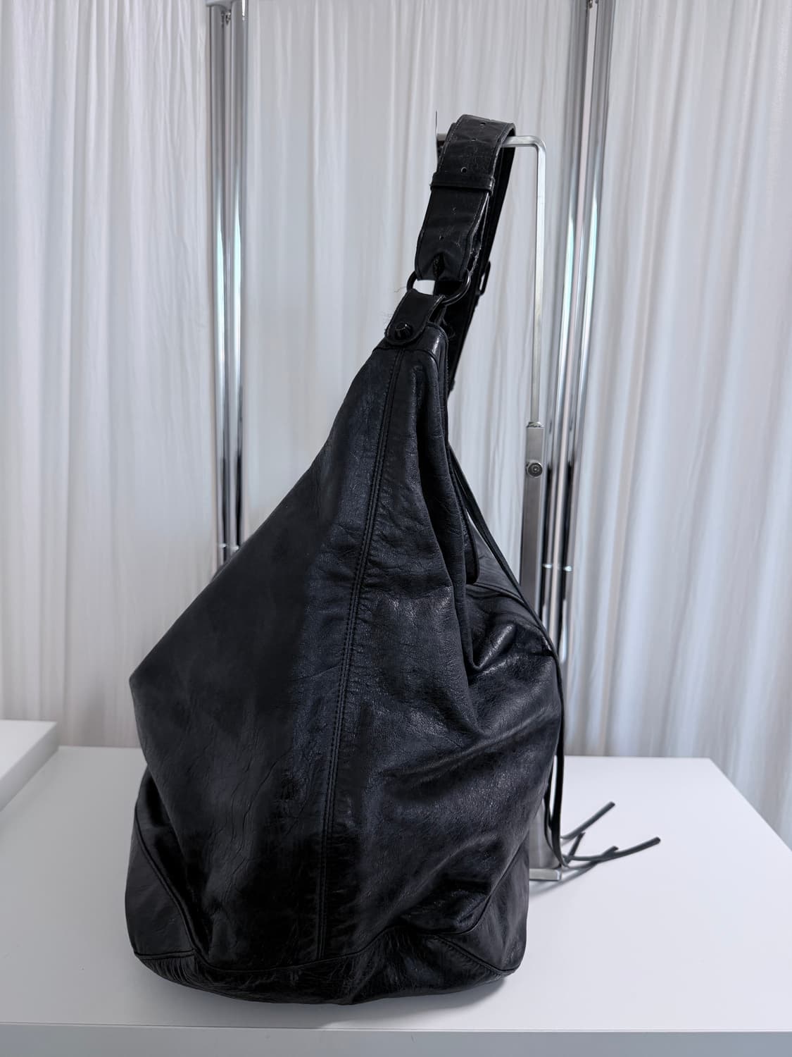 발렌시아가 커리어 모터백 블랙 상품이미지4