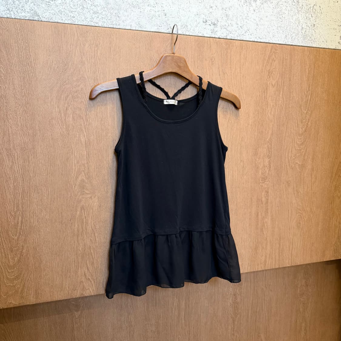 엑시즈팜 슬리브리스 티셔츠 백 크로스 레이스 스트랩 디테일 블랙 상품이미지1