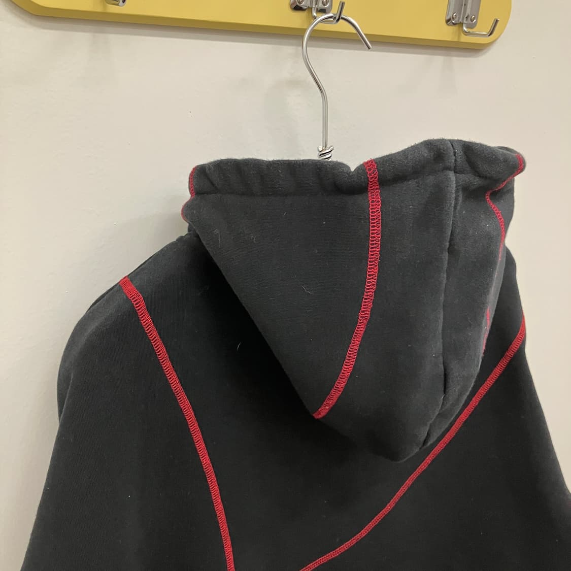 PLEASURES 플레져스 블랙 후드티 레드 스티치 후드 상품이미지4