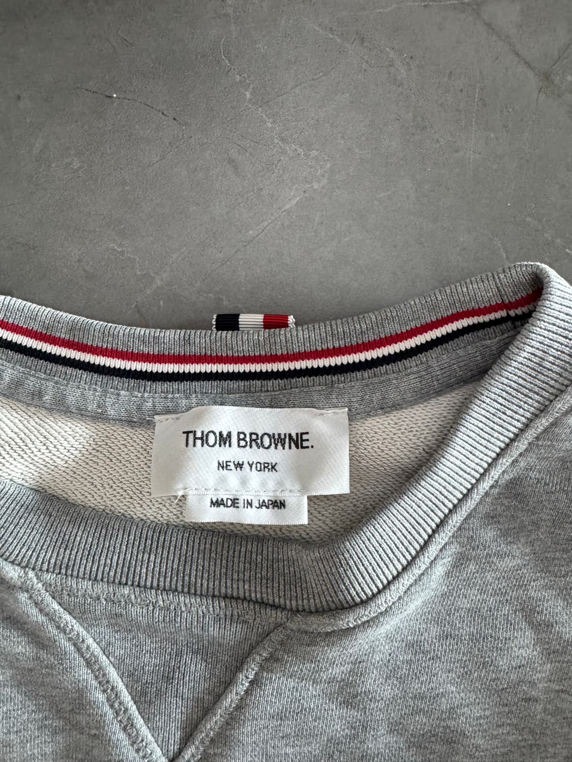 톰브라운 사선 맨투맨 그레이 3사이즈 상품이미지3