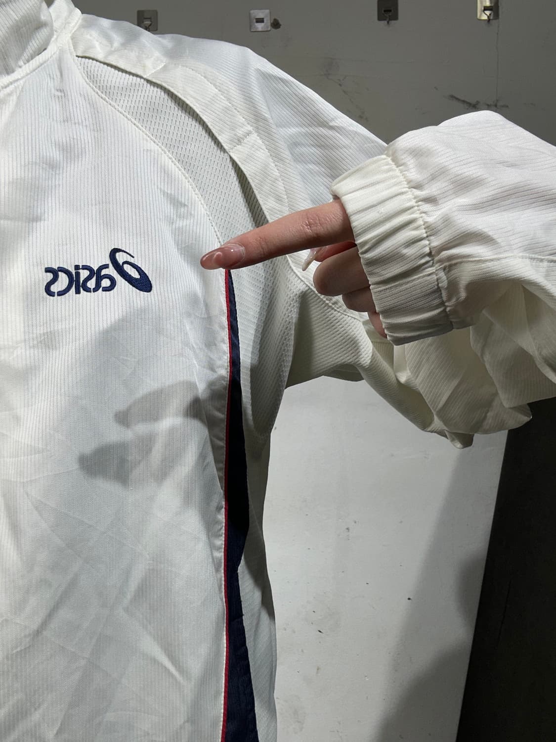 아식스 화이트 사이드 라인 오버핏 바람막이 자켓 상품이미지4