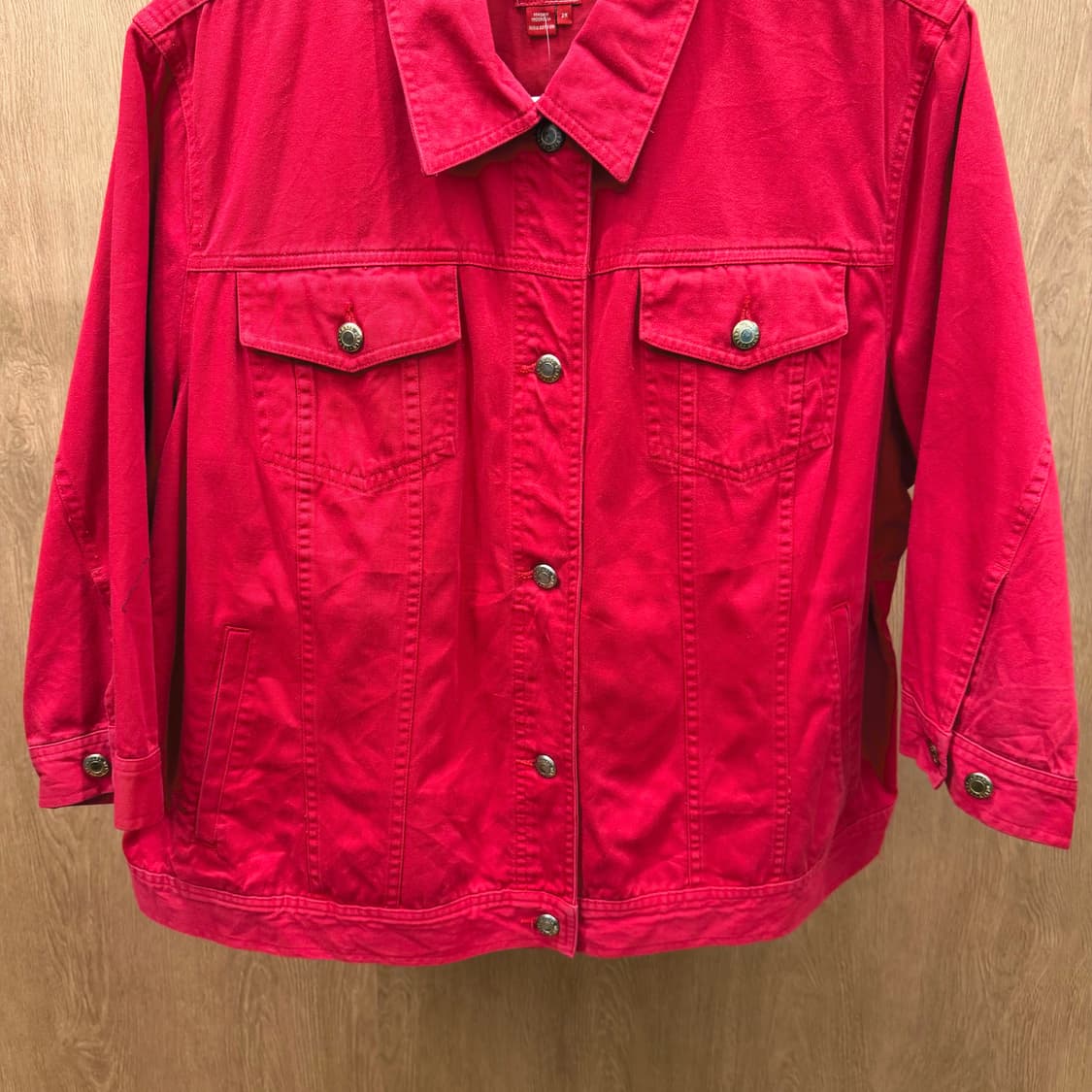 챕스 트러커 데님 자켓 로고 가죽 패치 소매 버튼 디테일 레귤러핏 레드 상품이미지5