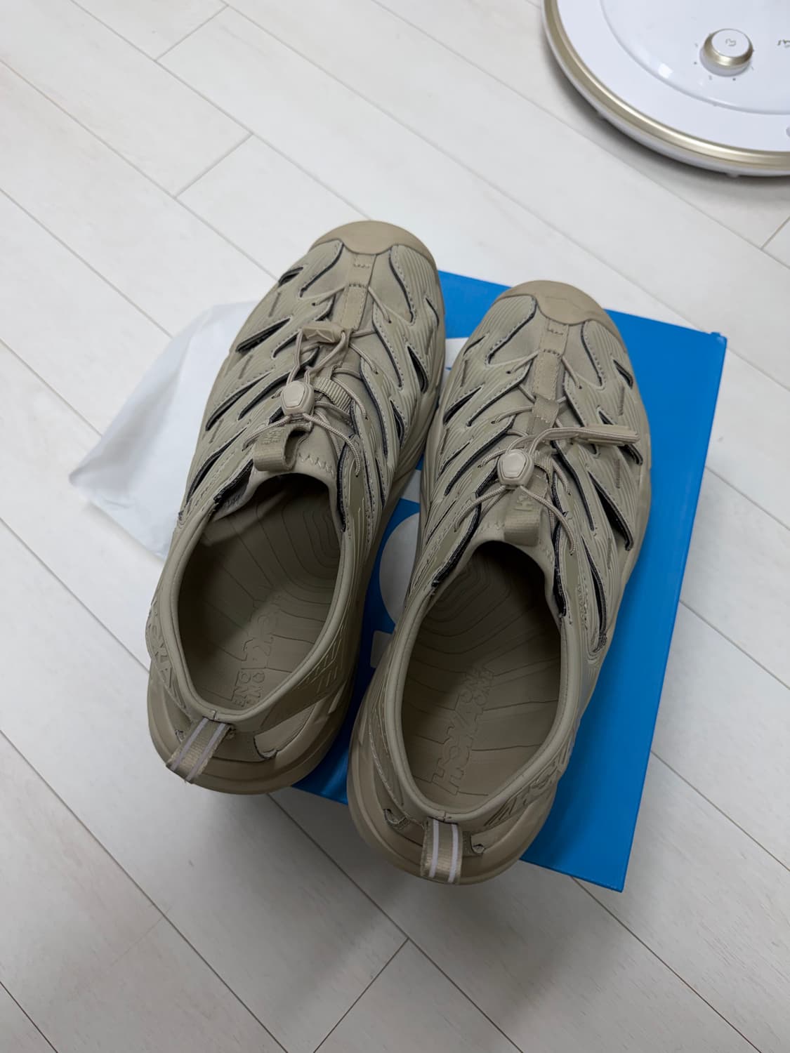 호카 호파라 285 사이즈  상태 딱 이대로입니다 당연히 찢김 없구요   상품이미지1