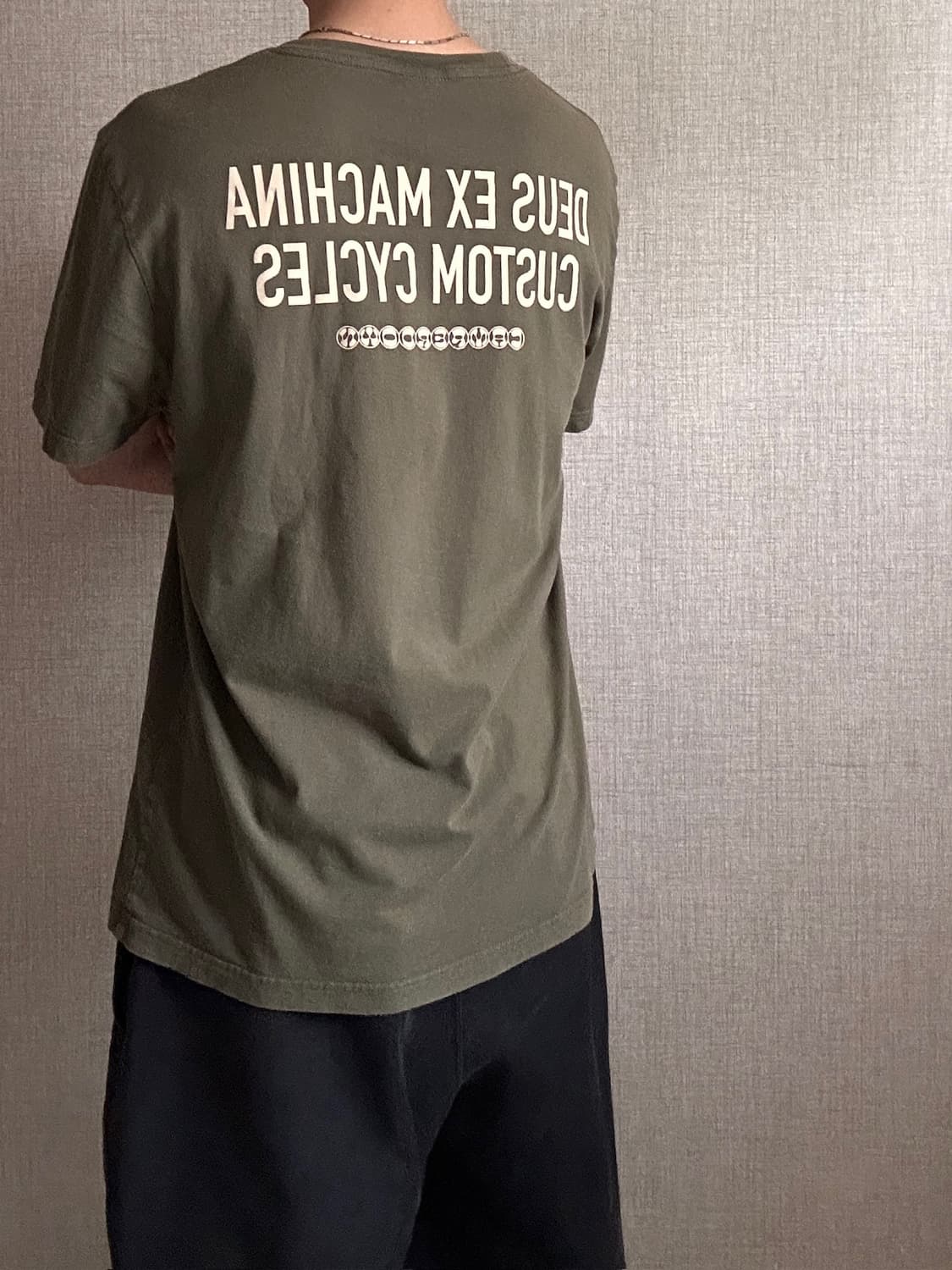 데우스 엑스 마키나 후면 포인트 카키 반팔 티셔츠 상품이미지2