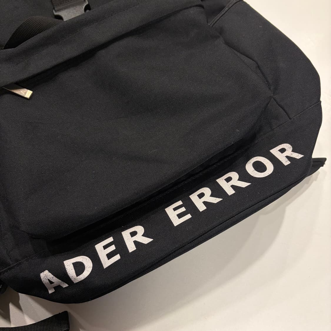 아더에러 오버사이즈 블랙 백팩 상품이미지4
