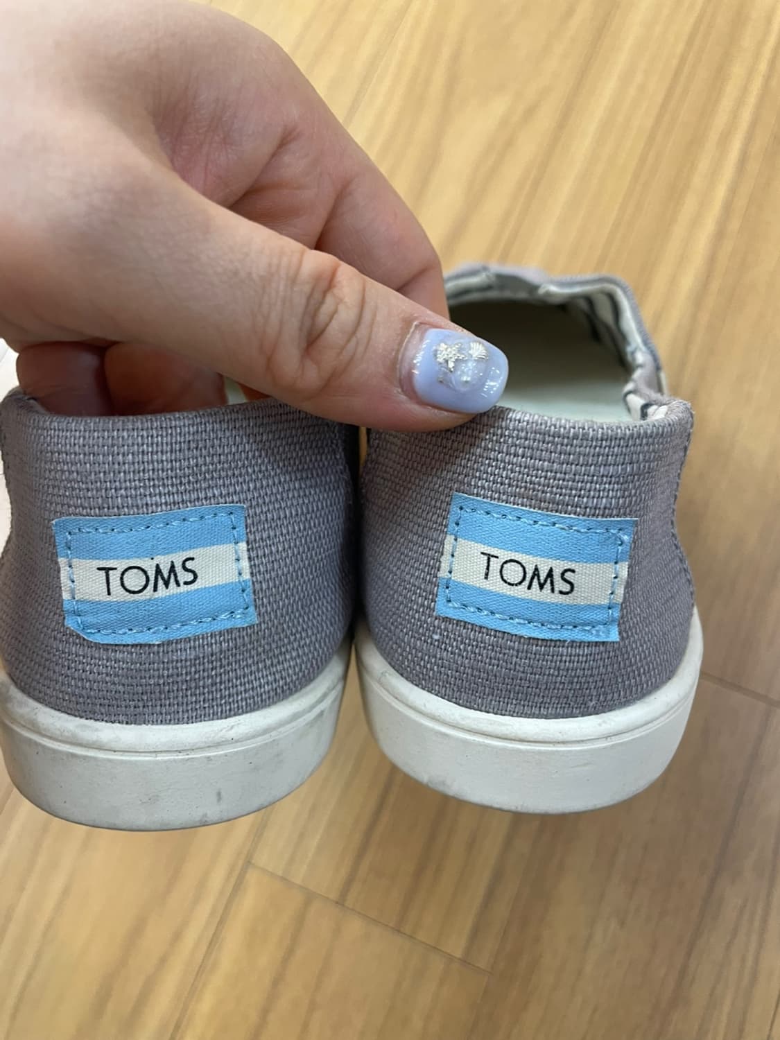 TOMS 톰스 슬립온 신발입니다.

- 색상은 회색이에요
- 사이즈는 2 상품이미지7