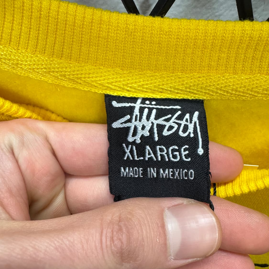 스투시 월드투어 크루넥 스웻셔츠 전후면 레터링 포인트 옐로 상품이미지7