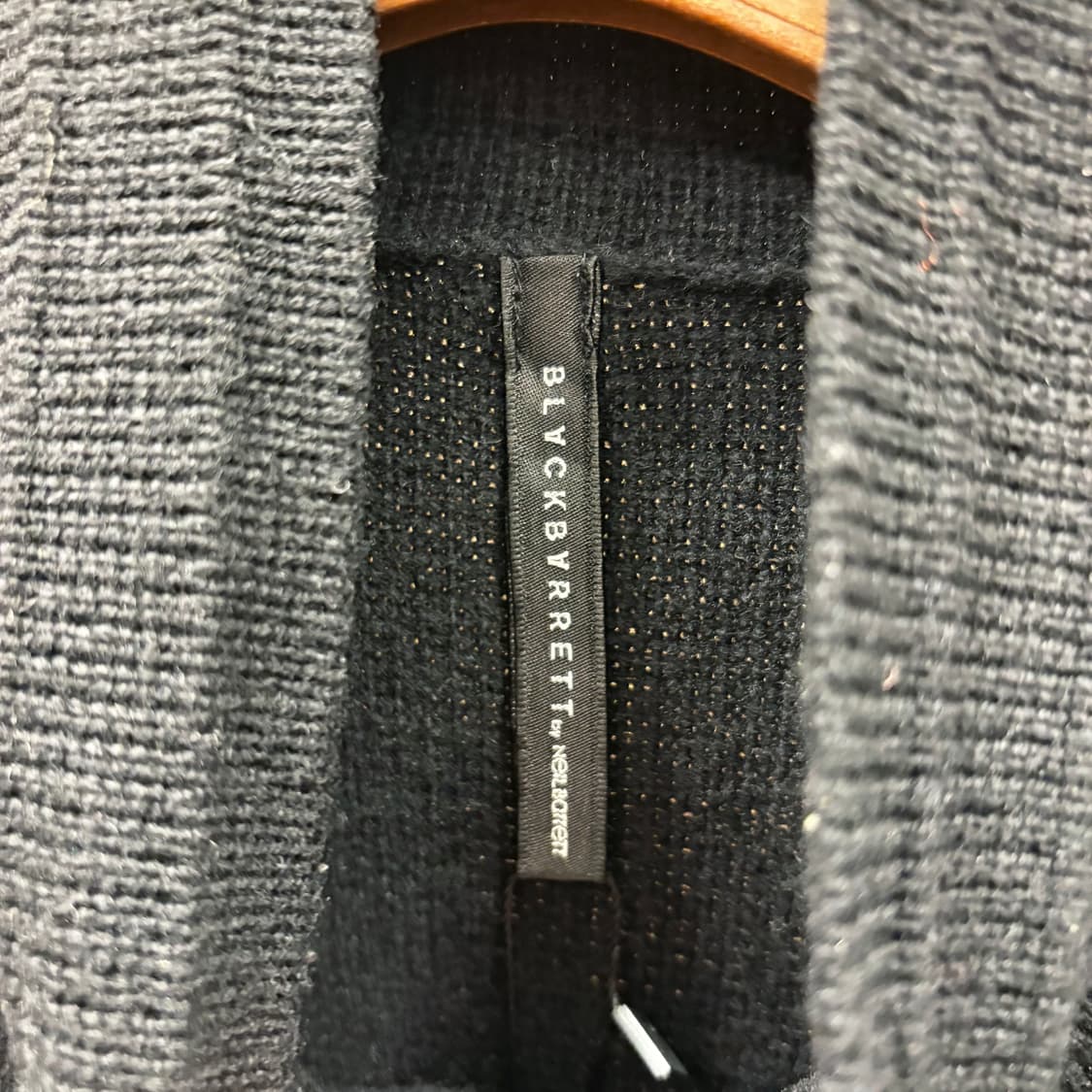 닐 바렛 하이넥 니트 자켓 스탠드 카라 숄더 에폭 장식 버튼 디테일 블랙 상품이미지7