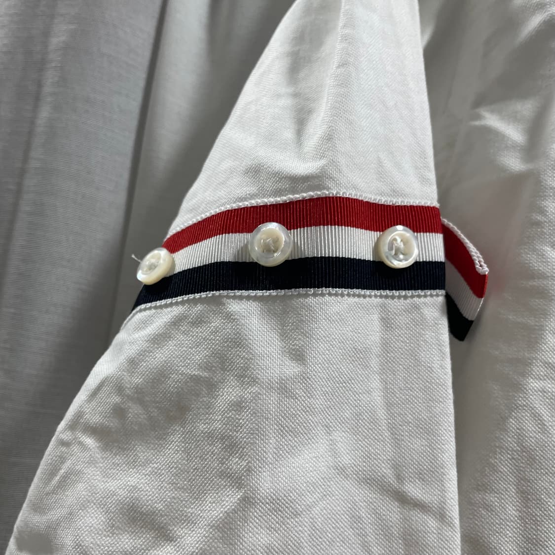 톰브라운/ 트리콜로 암밴드 화이트 셔츠/ 3 상품이미지5