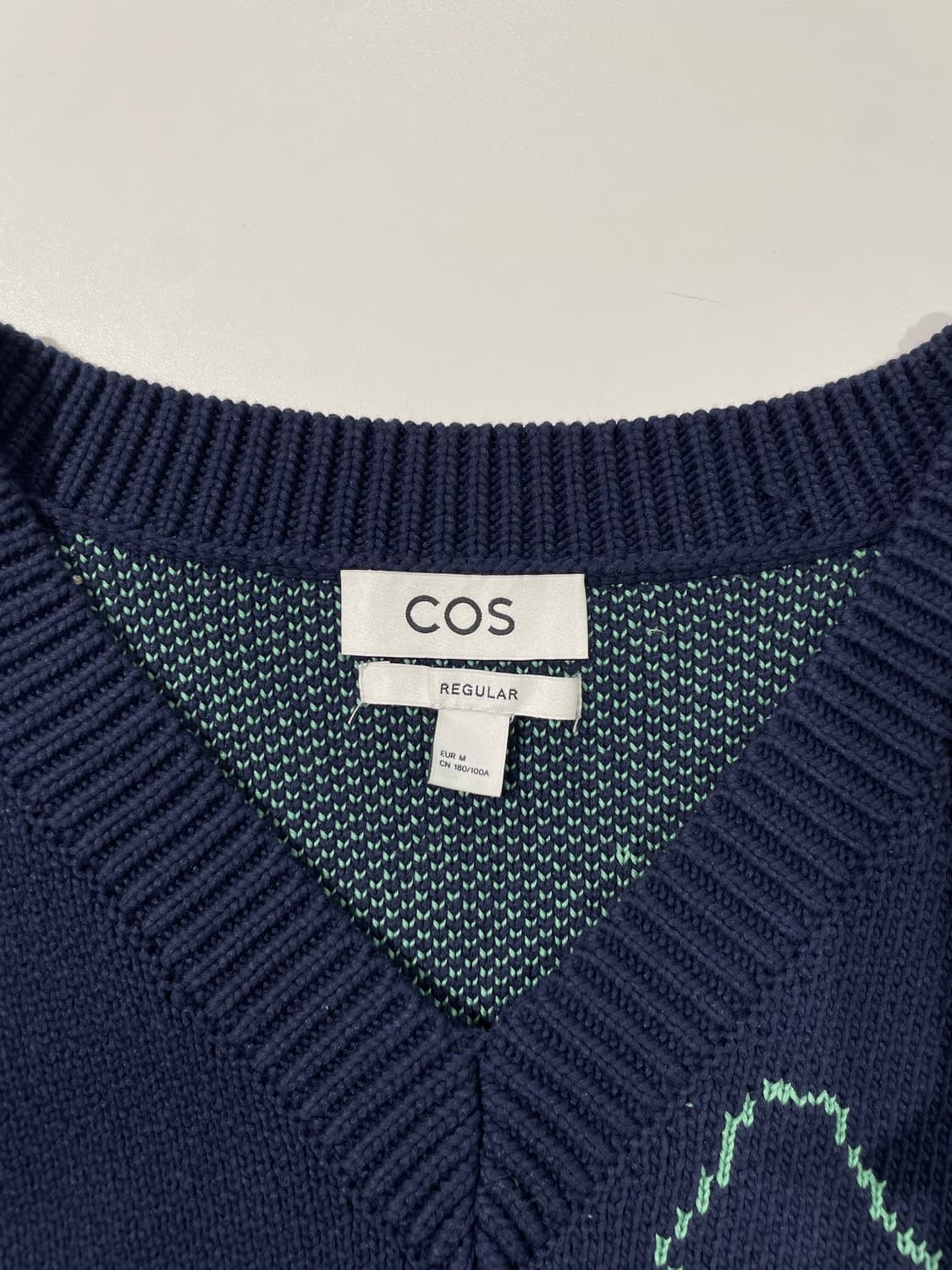 코스 네이비 레귤러 자카드 V넥 니트 베스트 상품이미지7