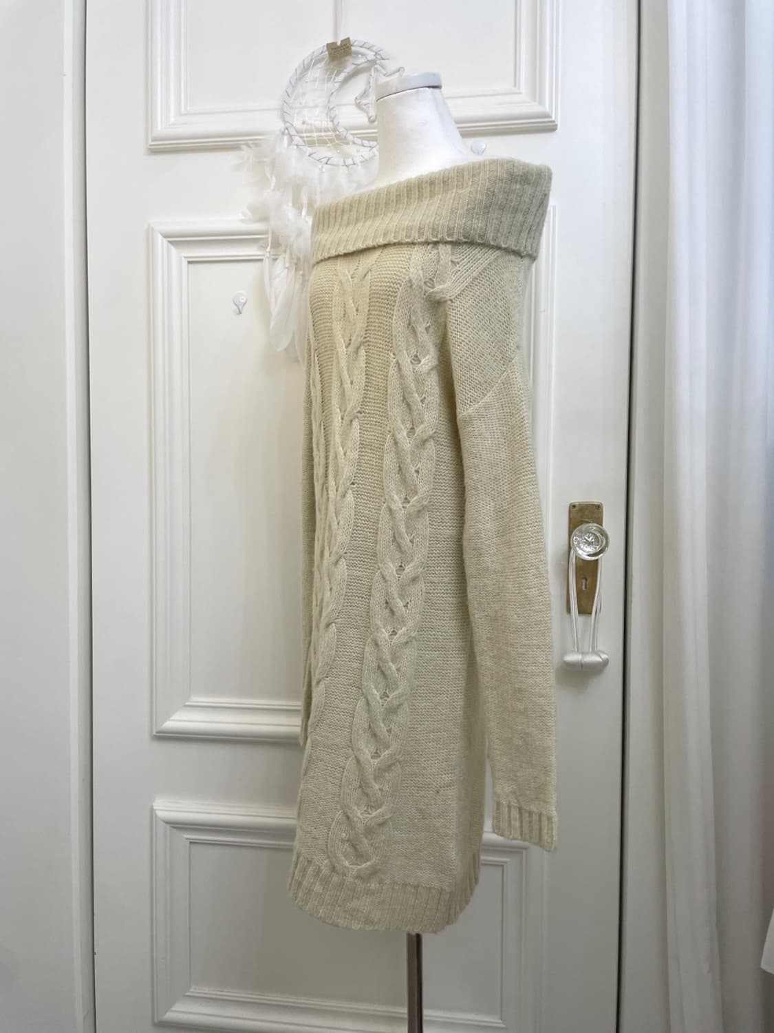 beige ivory twist off-shoulder opc 상품이미지2