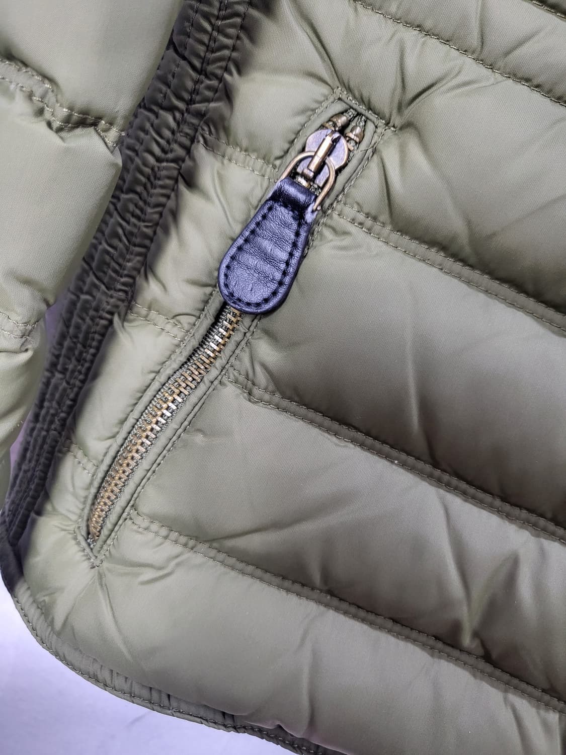 버버리 클래식 경량구스패딩 카키 90 S 상품이미지4