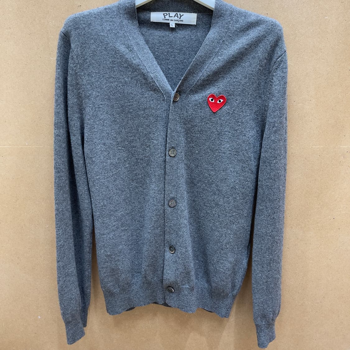 꼼데가르송 레드와펜 차콜 그레이 가디건 상품이미지1