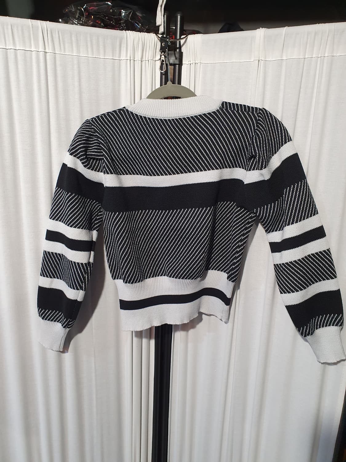 [s]블랙/화이트 스트라이프 크롭 니트 2200322 상품이미지2