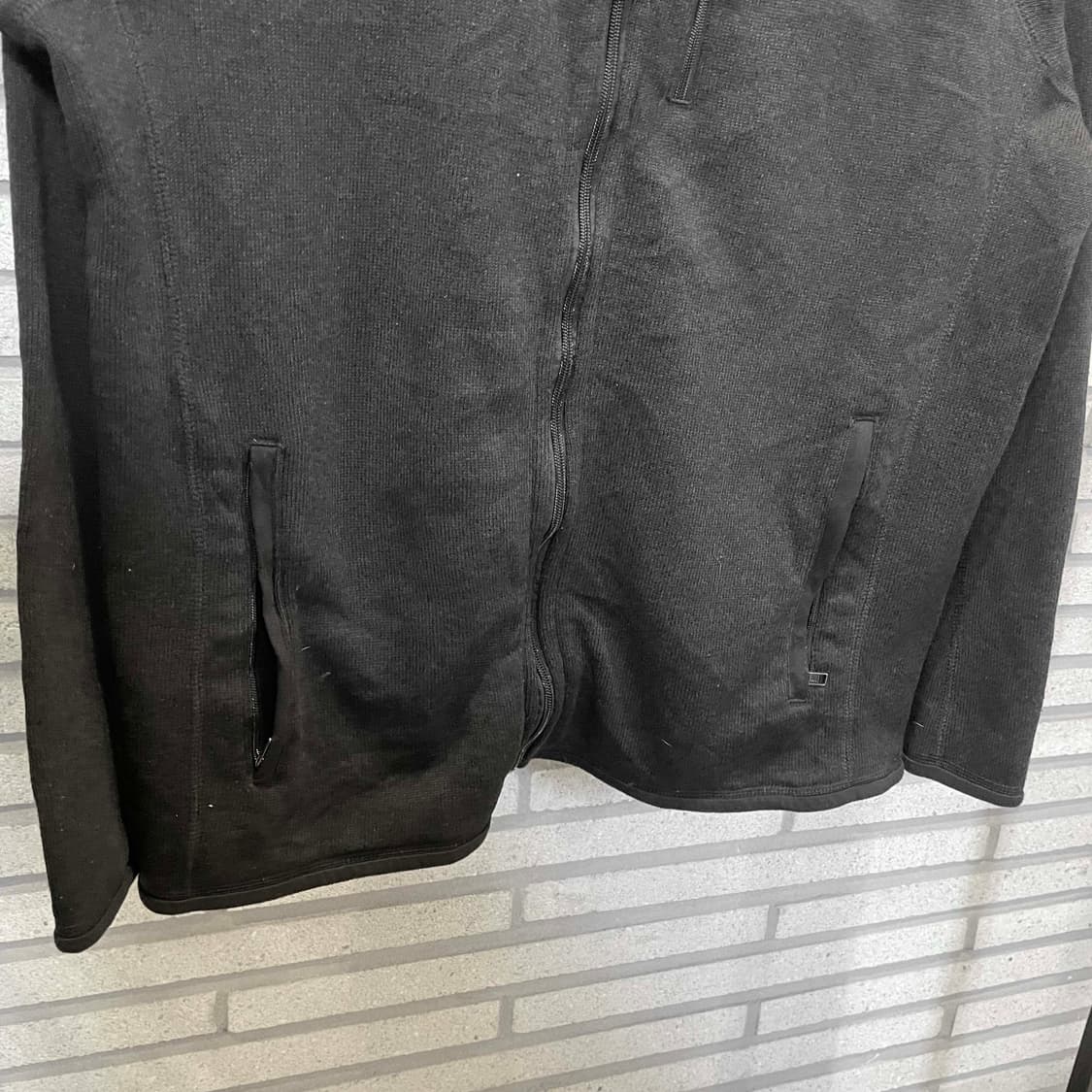 파타고니아 베터 스웨터 집업 자켓 하이넥 쓰리포켓 로고 디테일 블랙 상품이미지5