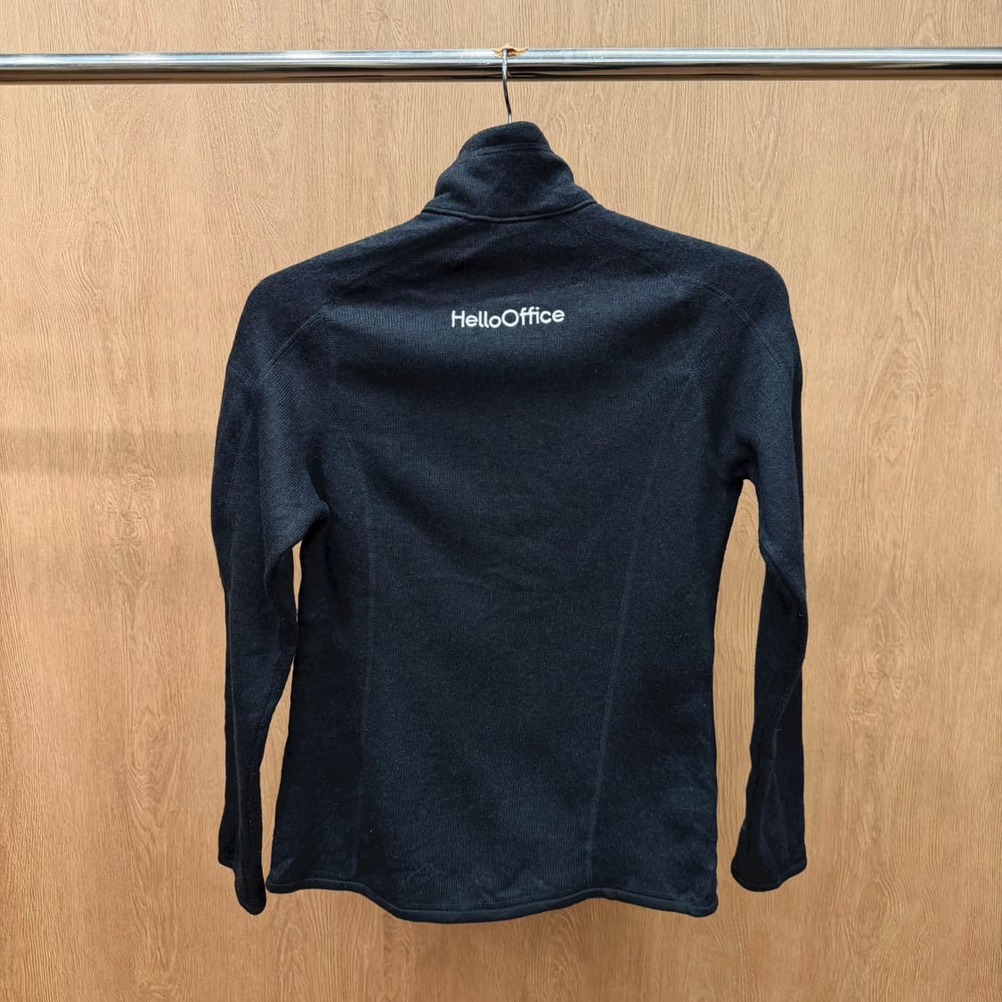 파타고니아 하이넥 집업 플리스 자켓 헬로 오피스 로고 자수 디테일 블랙 상품이미지3