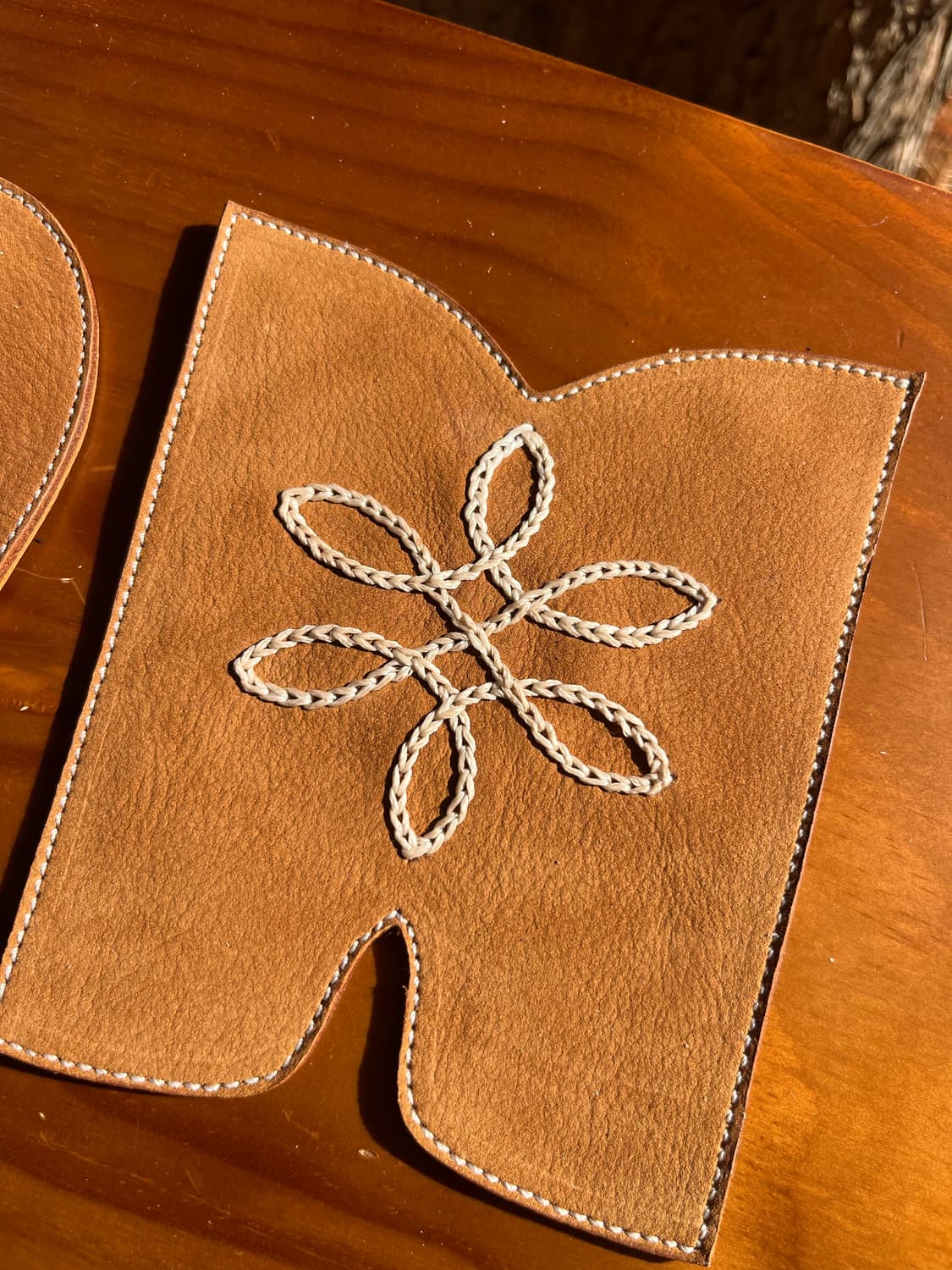 Hand-Embroidered Leather Cup Coaster  상품이미지6