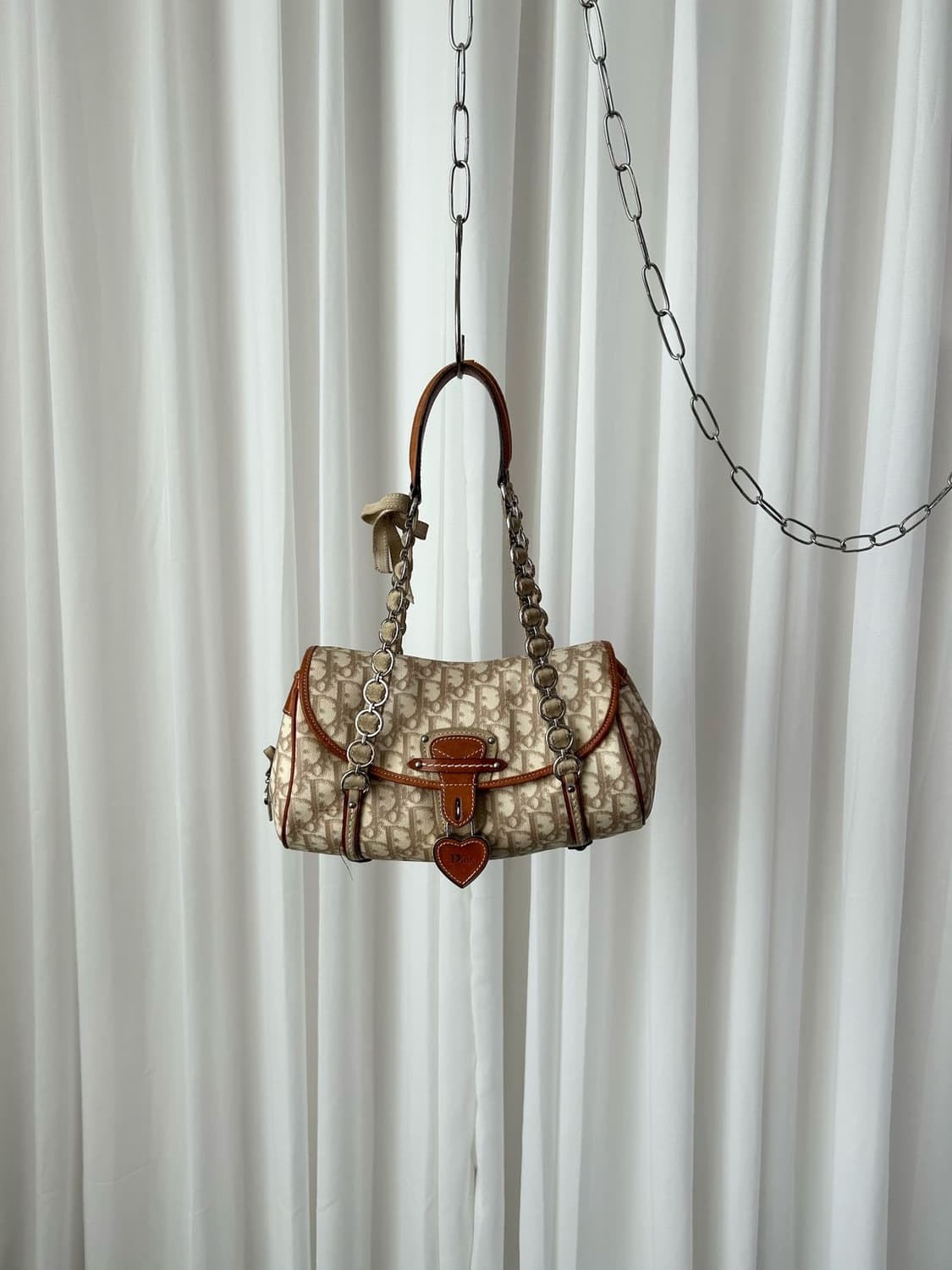 디올 로맨틱 트로터 하트 참 숄더백 상품이미지1