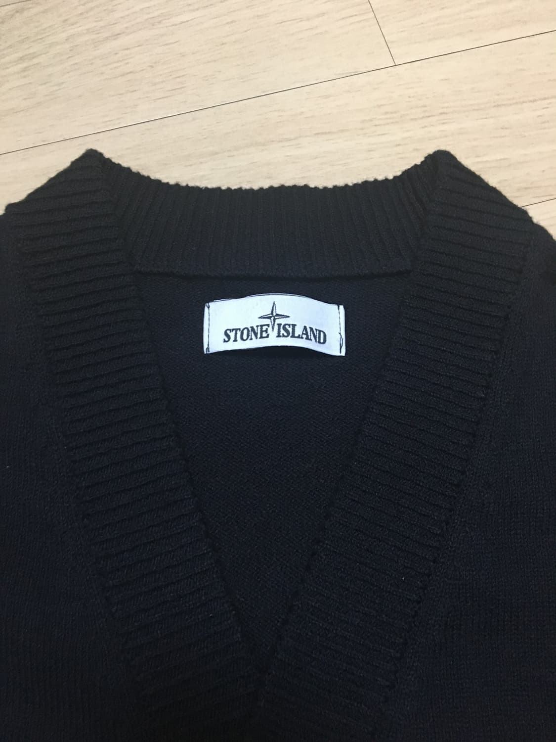 [M] 백화점판 스톤아일랜드 22ss V넥 블랙 가디건  상품이미지6