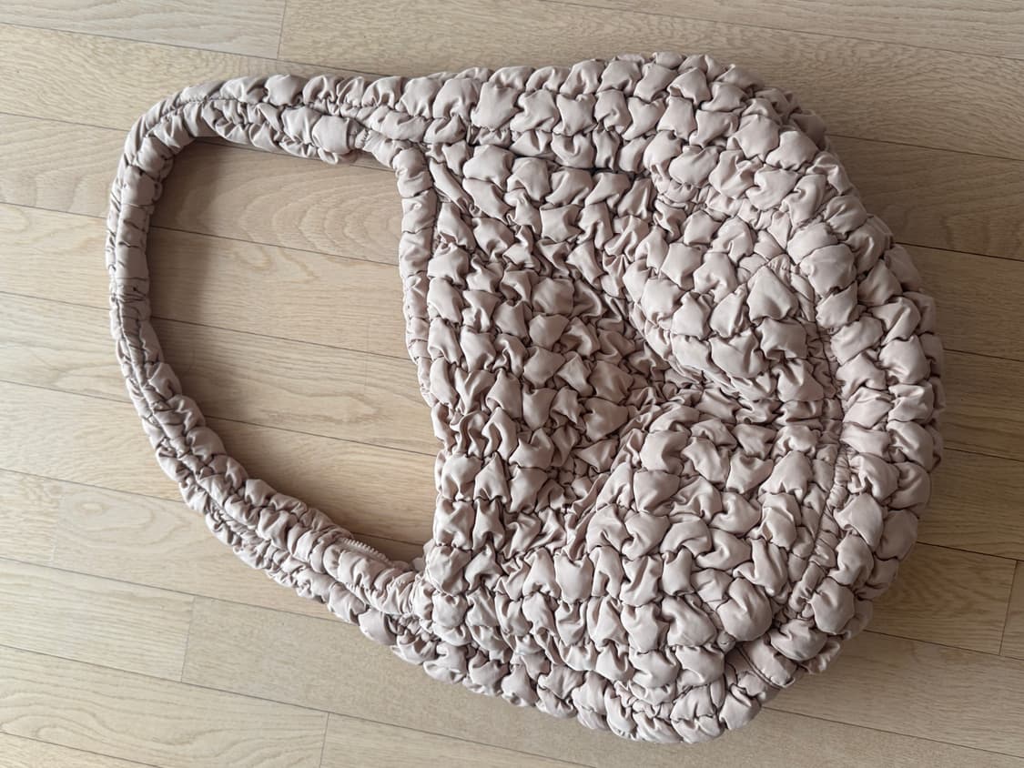 제니 COS 퀼티드 오버사이즈 숄더백 베이지 상품이미지2