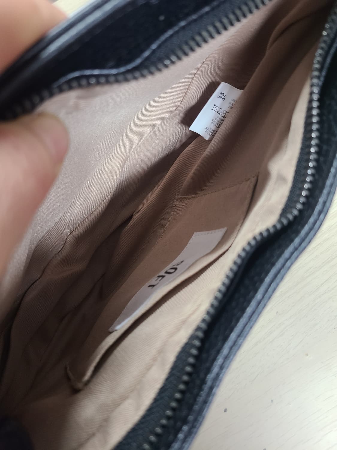 소프트서울 소가죽 하프문 슬링백 상품이미지5