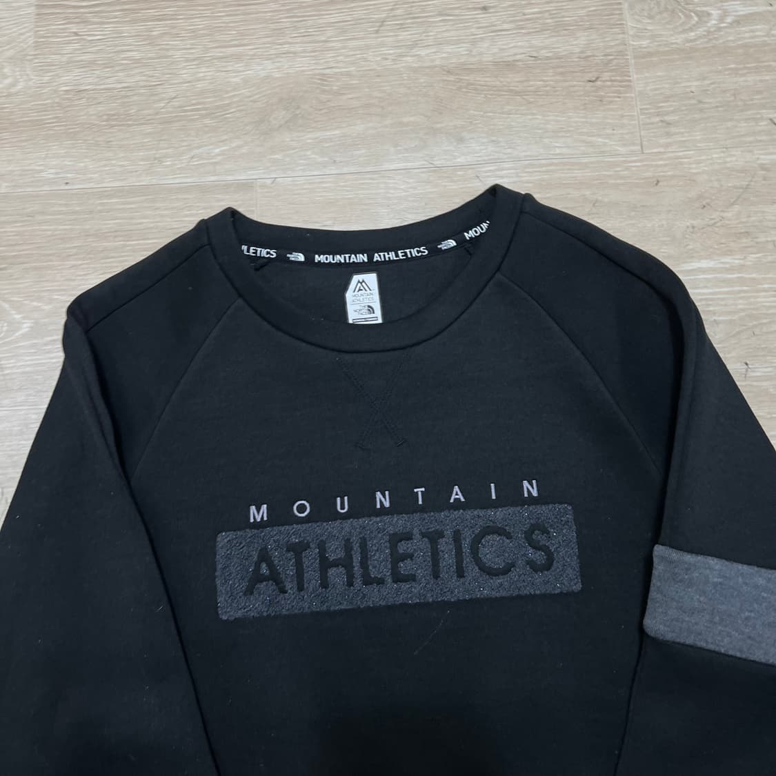 노스페이스 여성 마운틴 애슬레틱 빅로고 크루넥 맨투맨 [블랙] M/90 상품이미지2