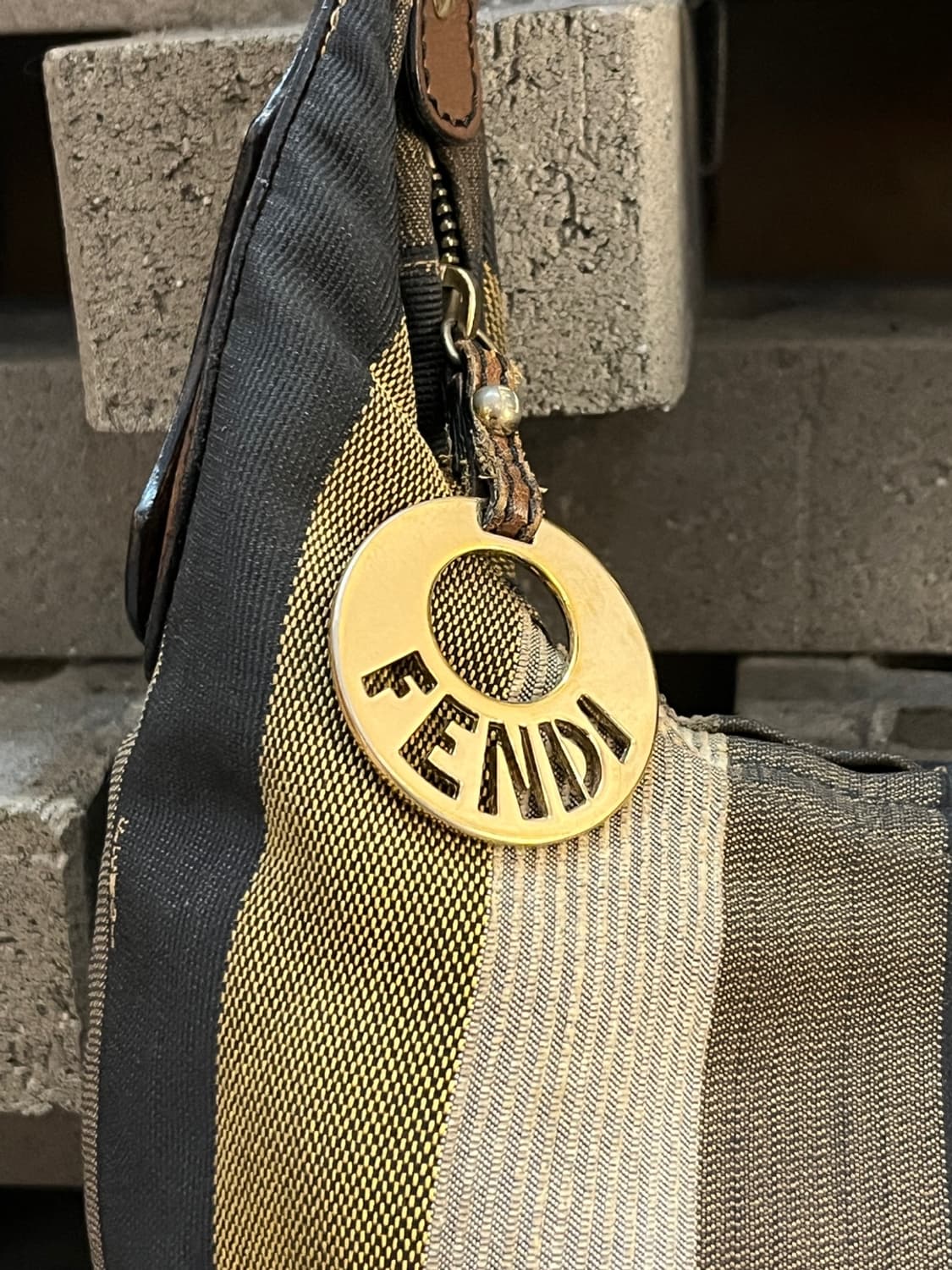 펜디 페킨 스트라이프 호보 백 상품이미지2