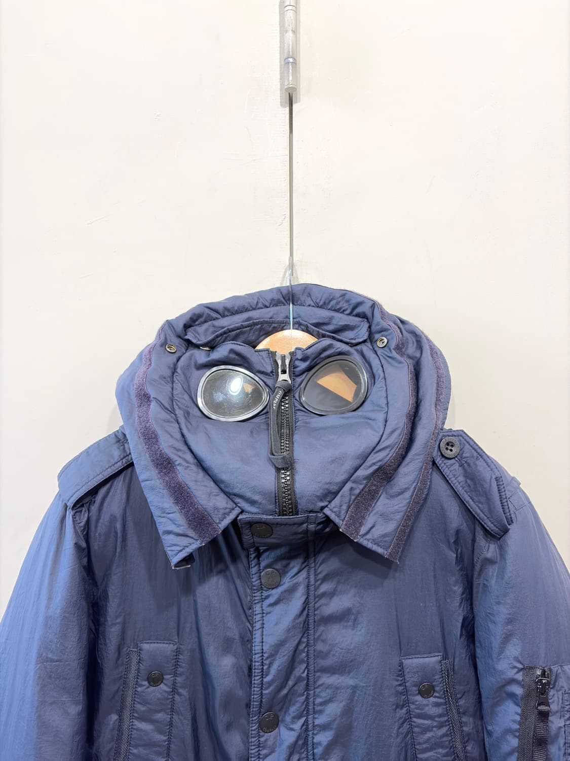 C.P. 컴퍼니 고글 하프 다운 패딩 자켓 상품이미지3