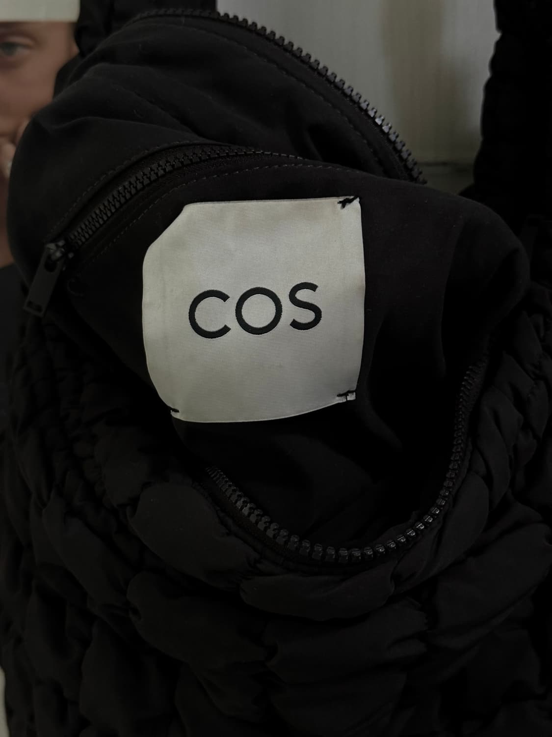 Cos 오버사이즈 퀼팅백 / 구름백 다크브라운 상품이미지4