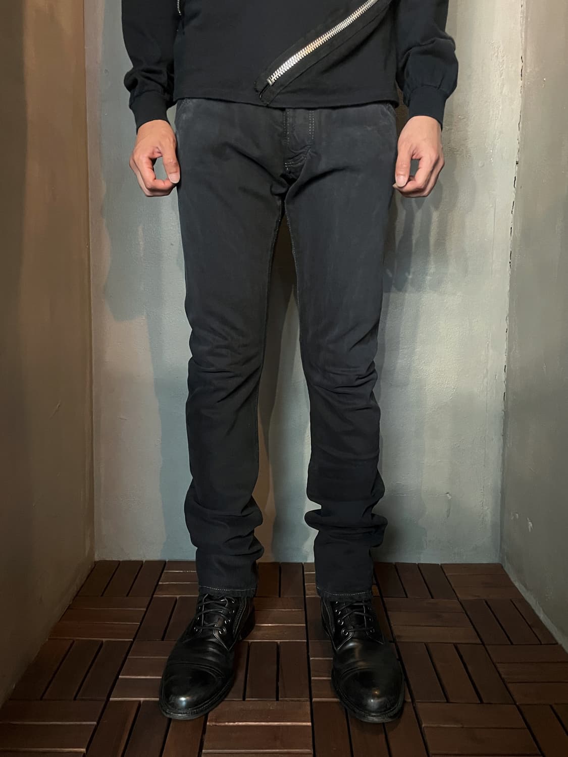 어태치먼트 커브드 디스트레스드 데님 상품이미지2